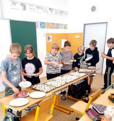 Příprava chlebíčků a pomazánek na Pracovní výchově – 4. třída