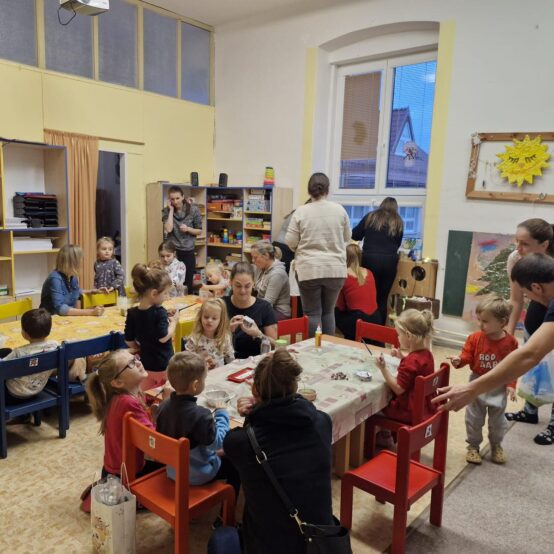 Sluníčka a jejich vánoční tvoření s rodiči